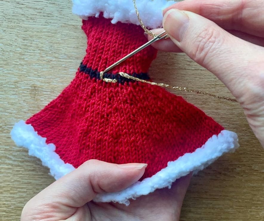 Embroider a rectangle in gold for the belt buckle