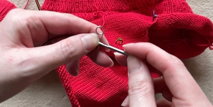 Screw on knitting cable connector to interchangeable cable