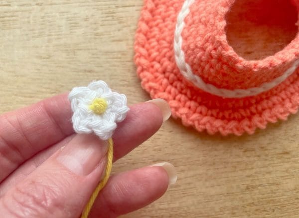 Crochet a tiny flower to decorate your hat
