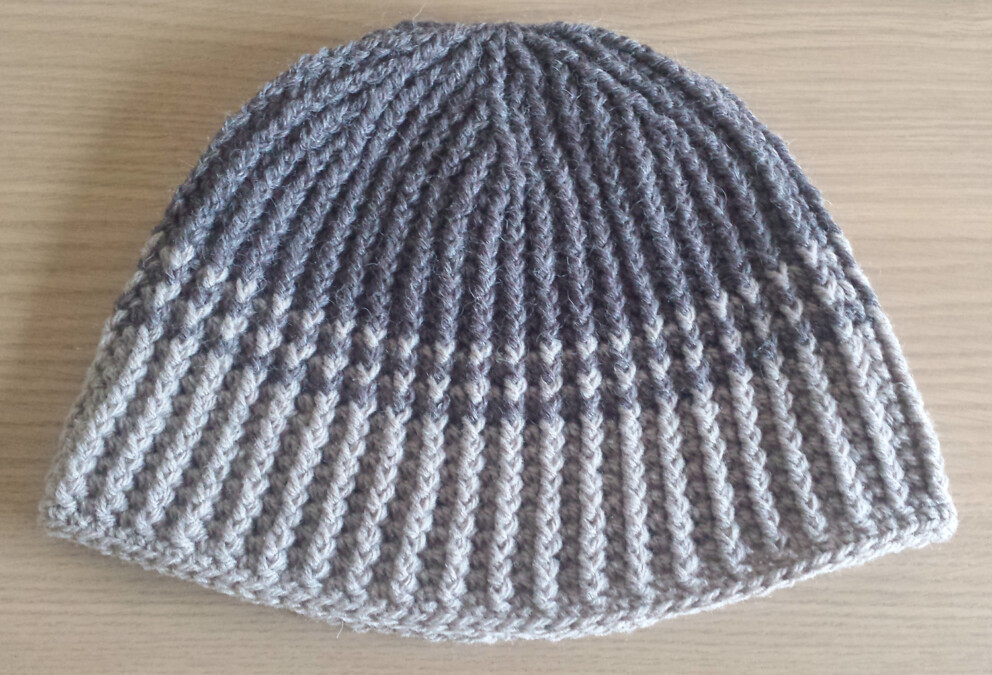 Reversible strands crochet hat - ribbed side